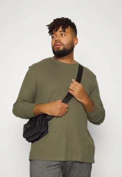 Pier One Topper Langermet - Olive 9 Pier One Topper Langermet - Olive -Boutique mote herrebutikk 82d24bc02660402697088dbb931be292 scaled