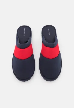 Pier One Unisex - Tøfler - Dark Blue/Red -Boutique mote herrebutikk 8af2b4cf7cb544169d42982a9f3ccda1 scaled