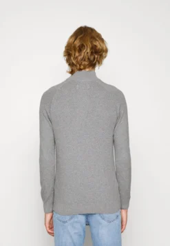 Pier One Strikkegenser - Mottled Grey -Boutique mote herrebutikk 8c911efb8bf047319ae223b974fb5d71 scaled