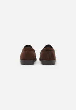 Pier One Slippers - Dark Brown -Boutique mote herrebutikk 8eeb5efc2b064e119230766b8dbf91ac scaled