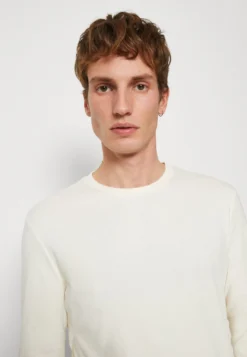 Pier One Topper Langermet - Mottled Dark Blue/Light Brown/Off-White -Boutique mote herrebutikk 95689afa4c924e909f114c8238476fcb scaled