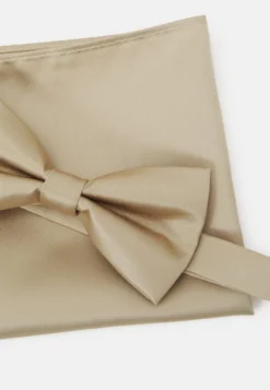 Pier One Set - Lommetørkle - Beige -Boutique mote herrebutikk 9b1a1397f0dc41fdaa14b331332dd8a7 scaled