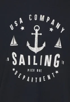 Pier One T-Shirts Med Print - Dark Blue -Boutique mote herrebutikk 9b8149978dcd4d6c9c88d3b0eab2b7c5 scaled