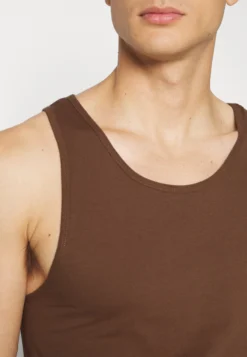 Pier One 3Pck Skin Tone Rib Vest- Undertrøye - Brown -Boutique mote herrebutikk 9f31fc2f68bd4a4785af045b430b1d83 scaled