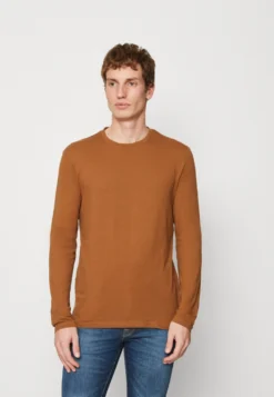 Pier One Topper Langermet - Mottled Dark Blue/Light Brown/Off-White -Boutique mote herrebutikk a7d12d7c928b405dbaf7475591c160be scaled