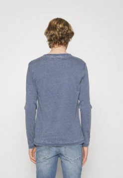 Pier One Topper Langermet - Blue -Boutique mote herrebutikk aacdadf796434ed2bcaf4301c227c8a0 scaled