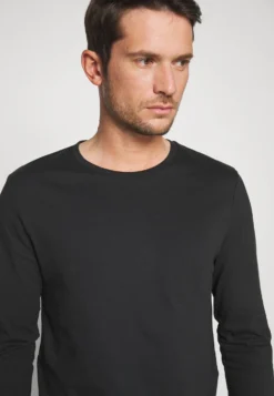 Pier One 2 Pack - Topper Langermet - White/Black -Boutique mote herrebutikk abe5f01df1c144a5b727bffa4e9f9909 scaled