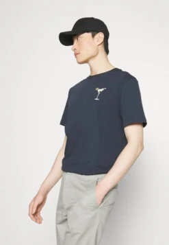 Pier One Cocktail Tee- T-Shirts Med Print - 503 - Dark Blue -Boutique mote herrebutikk adbe780c31874908a9c3280b742ae4db scaled