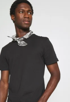 Pier One 3 Pack - T-Shirts - Black/Mottled Dark Grey/Bordeaux -Boutique mote herrebutikk ae9b9691c10949c5b4edc17929f8c13a scaled