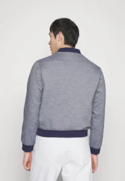 Pier One Bombejakke - Dark Blue -Boutique mote herrebutikk b1943f9a2db34e26b563b2036d05ec83 scaled