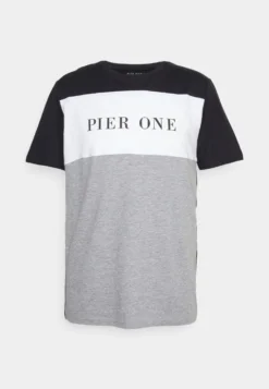 Pier One T-Shirts Med Print -Black -Boutique mote herrebutikk b26a0a9fe2554dc9b06584b4d598f4ec scaled