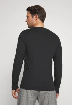 Pier One 2 Pack - Topper Langermet - White/Black -Boutique mote herrebutikk b2ae0ed0844241398576a6d2524b1cab scaled