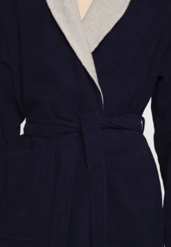 Pier One Shawl Towel Bathrobe - Badekåpe -Dark Blue -Boutique mote herrebutikk b2d1f380240f4cd8892f17a5c0efe1d5 scaled