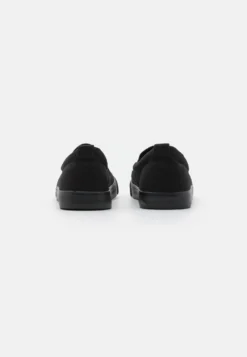 Pier One Unisex - Slippers - Black -Boutique mote herrebutikk b3086ad5a87545b591af413b2e38fb22 scaled