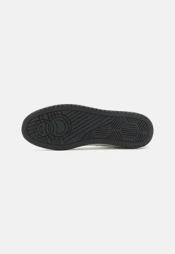 Pier One Høye Joggesko - White -Boutique mote herrebutikk b98de9289b1945838b350d2c517e1dab scaled