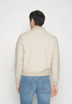 Pier One Bombejakke - Beige -Boutique mote herrebutikk ba865374a5974ac187bf6ede3af27cf5 scaled