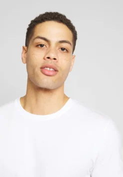 Pier One 3 Pack - T-Shirts - White/Dark Blue/Red -Boutique mote herrebutikk bb58520a3fdd4addbd204975d9a479ed scaled