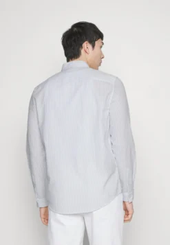 Pier One Skjorte - White/Light Blue -Boutique mote herrebutikk bbe9bb77261549e4833cde47c28b7767 scaled