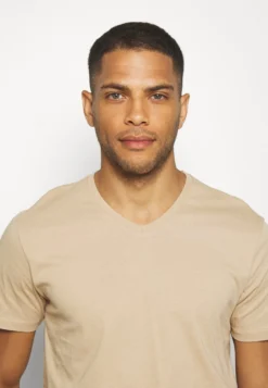 Pier One 3 Pack - T-Shirts - Khaki/Tan/Dark Blue 13 Pier One 3 Pack - T-Shirts - Khaki/Tan/Dark Blue -Boutique mote herrebutikk bbffca6578f845cdab35cb6a6e69d608 scaled