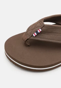 Pier One Tåsandaler - Brown -Boutique mote herrebutikk bc6b8ad66e094ee6b14d453aeba1f531 scaled