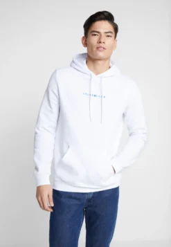 Pier One Hoodie - White -Boutique mote herrebutikk c1cc35645a434d8d99b4eb4a4015f9ad scaled