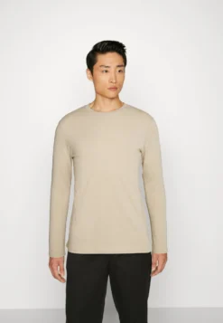 Pier One Topper Langermet - Light Green/Beige/Dark Blue 12 Pier One Topper Langermet - Light Green/Beige/Dark Blue -Boutique mote herrebutikk c283e46f5065451f80a10391d3305a03 scaled