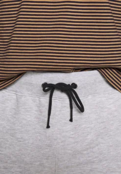 Pier One 2 Pack - Shorts -Light Grey /Black -Boutique mote herrebutikk c4d577d8c6314b53bc4b281d9e735af0 scaled