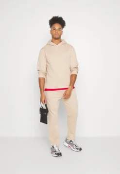 Pier One Hoodie - Tan -Boutique mote herrebutikk c90dfdefac3342ac8338cc9b43b7ec66 scaled