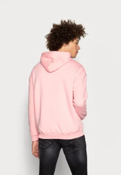 Pier One Hoodie - Pink -Boutique mote herrebutikk c973de6e5c194997a8aa326e9368f6ff scaled