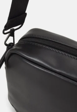 Pier One Skulderveske - Black -Boutique mote herrebutikk d02004617a7a44b282874b81502ee128 scaled