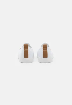 Pier One Unisex - Slippers - White -Boutique mote herrebutikk d0dcb07e7bd24443a1df824091ece39a scaled