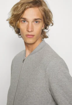 Pier One Sweatjakke - Mottled Grey -Boutique mote herrebutikk d37fa38d4b144a75a78bd49ddd38bf86 scaled