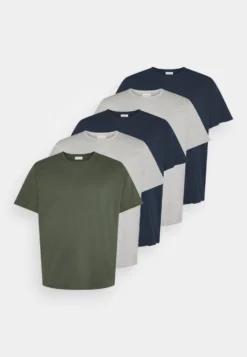 Pier One 5 Pack - T-Shirts - Khaki/Grey/Dark Blue -Boutique mote herrebutikk d3fe6e185c83415bbbdfd7d53b4f9bb2 scaled