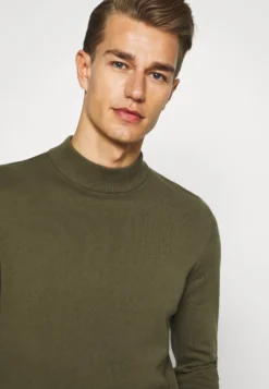 Pier One Strikkegenser - Oliv -Boutique mote herrebutikk d5e2ae48c98747e0ae41f6bafb97131f scaled