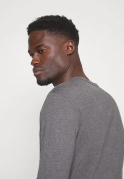 Pier One Topper Langermet - Dark Grey Melange -Boutique mote herrebutikk dca7c9e513d947e8b4fb652aa8572f1f scaled