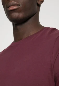 Pier One 2 Pack - T-Shirts - Bordeaux -Boutique mote herrebutikk dde4a41bb87943ada78e9639f6e4c9bf scaled