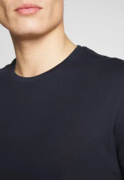 Pier One 2 Pack - T-Shirts - White/Dark Blue -Boutique mote herrebutikk de6827f8d2cf4a2c856d09a9d7f8109d scaled