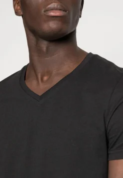 Pier One 3 Pack- T-Shirts - Black -Boutique mote herrebutikk df7c9f951f5c42309db997b3240fc1e8 scaled