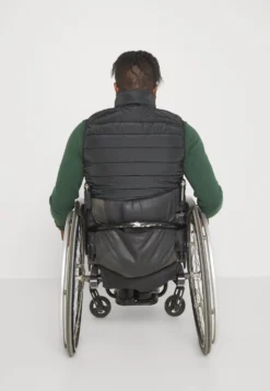 Pier One Vest - Black -Boutique mote herrebutikk e1569b065acd421d8dc99bfc16261b20 scaled