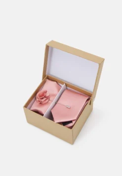 Pier One Set - Andre Accessories - Pink -Boutique mote herrebutikk ecc40dfacdcc4f4e875d92878e9ced65 scaled
