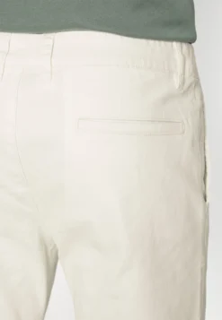 Pier One Chinos - White -Boutique mote herrebutikk eeb5fc9811444f8fba403a1a0cd3e719 scaled