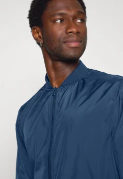 Pier One Bombejakke -Dark Blue 9 Pier One Bombejakke -Dark Blue -Boutique mote herrebutikk f471d7cddf4d4350a56d062a538415d3 scaled