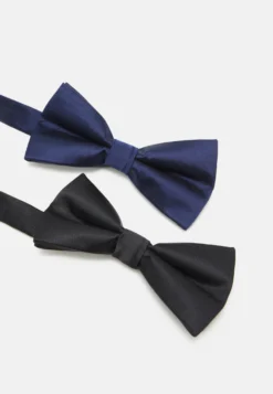 Pier One 2 Pack - Bow Tie - Black/Dark Blue -Boutique mote herrebutikk f57c2afe3e4247468f153a44d2b1effc scaled