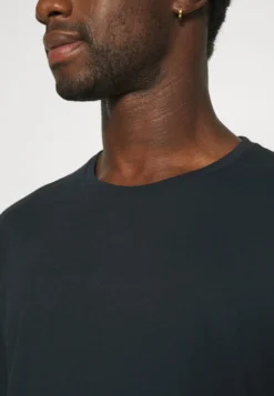 Pier One 2 Pack - Topper Langermet - Olive/Dark Blue -Boutique mote herrebutikk f69abb7916144e8aa0b01718277e8c4a scaled