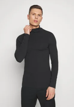 Pier One 2 Pack - Topper Langermet - White/Black -Boutique mote herrebutikk f96a38dd458040bb8ba797214d8d74e6 scaled