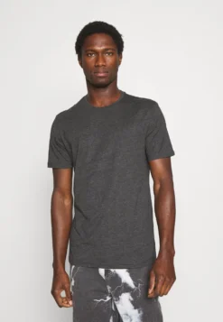 Pier One 3 Pack - T-Shirts - Black/Mottled Dark Grey/Bordeaux 11 Pier One 3 Pack - T-Shirts - Black/Mottled Dark Grey/Bordeaux -Boutique mote herrebutikk fbb1fa11fda54722bafd9df33f46d342 scaled