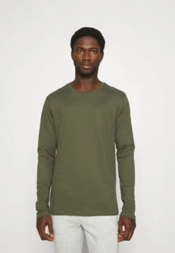 Pier One 2 Pack - Topper Langermet - Olive/Dark Blue -Boutique mote herrebutikk fbf130aeedee491594c388dc1fd3399d scaled